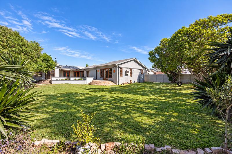 5 Bedroom Property for Sale in Bloubergrant Western Cape